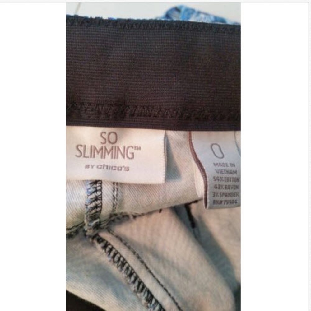 So Slimming chico's floral blue capri Size 28 - Picture 4 of 4
